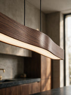 Rouvre, suspension linéaire en bois — gros plan sur le noyer et la LED | Maison Beaurel