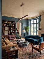 Rouvre, suspension linéaire en bois, dans un salon bibliothèque bleu | Maison Beaurel