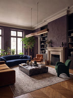 Rouvre, suspension linéaire en bois, dans un salon aux tons prune | Maison Beaurel