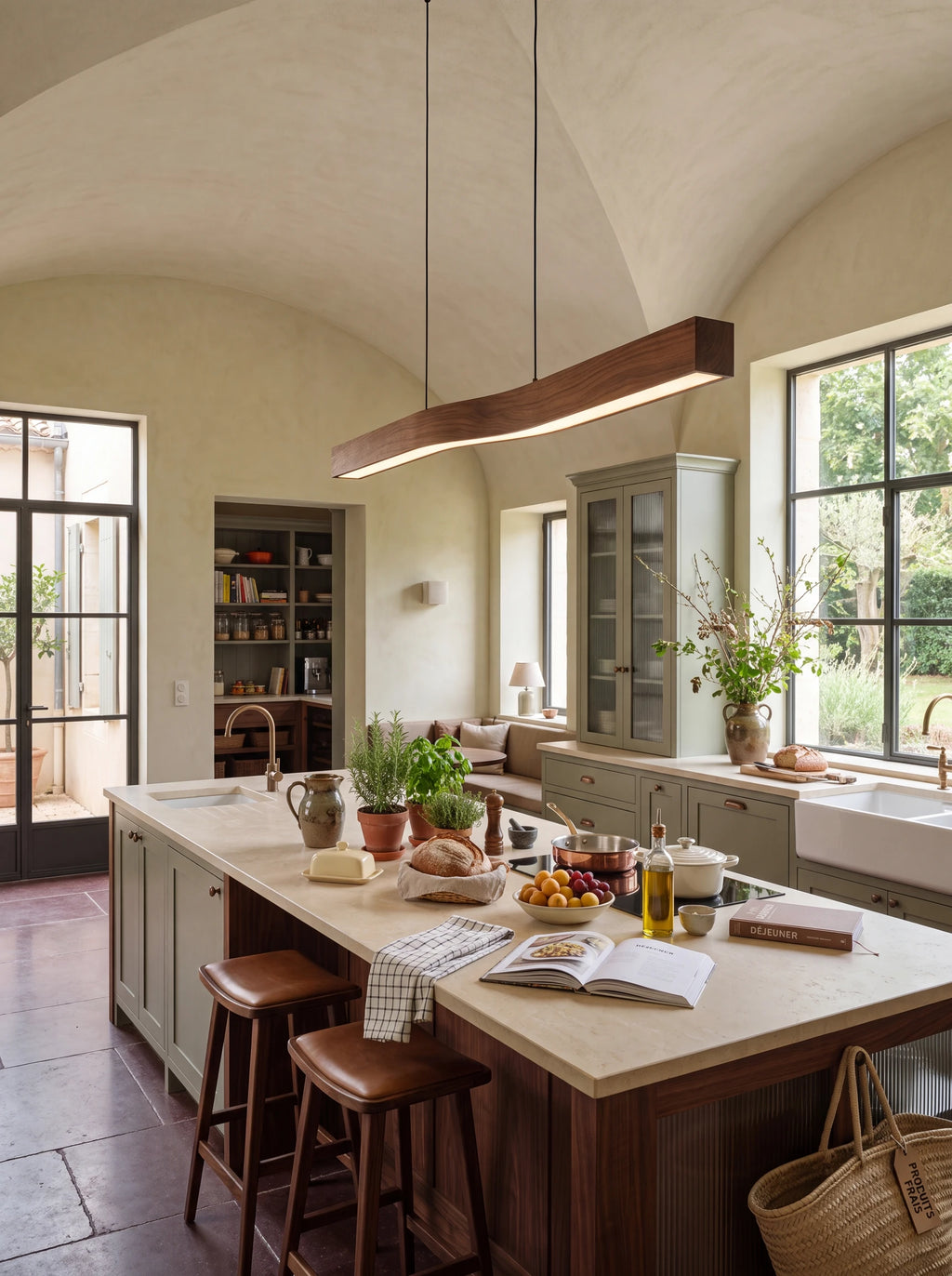 Rouvre, suspension linéaire en bois, sous un plafond voûté | Maison Beaurel