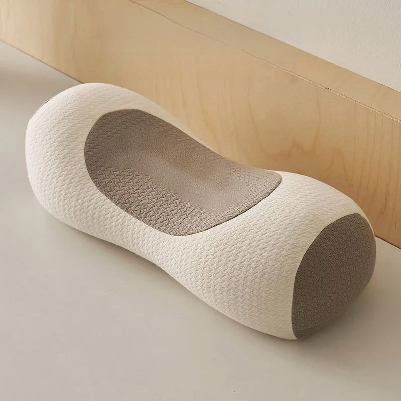 SARRASIN — Traversin garni de sarrasin, coloris Beige, posé contre une plinthe en bois
