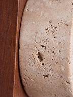 JOVAN — Applique murale en travertin et bois, installée au mur